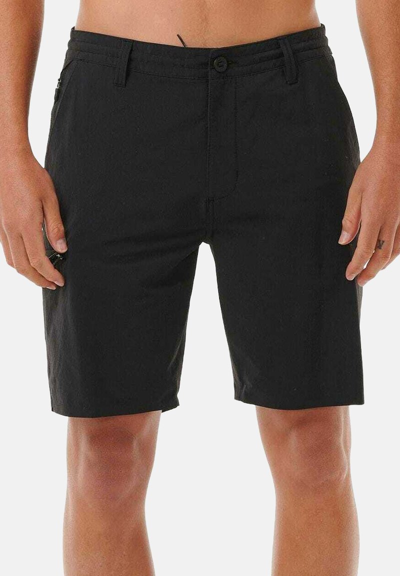 Sorte shorts lavet af letvægtsstof, der har en knaplukning, to sidelommer og et lige snit, der når lige over knæet.