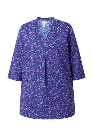 Blusa tipo túnica azul con pequeños patrones florales y de hojas en rosa, púrpura y beige, con escote en V y mangas tres cuartos.