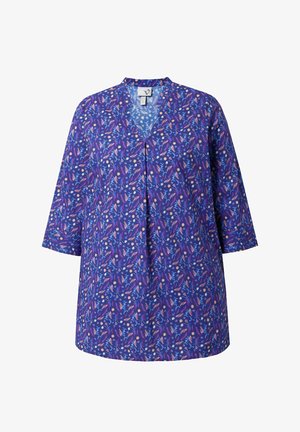 Blauwe tuniekblouse met kleine roze, paarse en beige bloem- en bladpatronen, voorzien van een V-hals en driekwartmouwen.