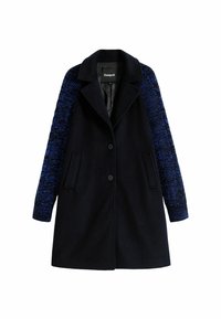 Cappotto navy con maniche in tessuto blu testurizzato, doppie tasche frontali, collo a scelte e chiusura con bottoni neri. Interno foderato.
