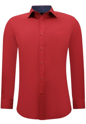 Rode langarmshirt met gestructureerde kraag, knoopsluiting aan de voorkant, geborduurd logo en contrasterende blauwe patroon binnenkraag.