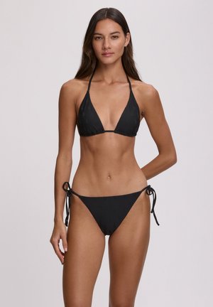 Set bikini nero con reggiseno a triangolo e slip con laccetti laterali, realizzato in tessuto strutturato con motivi sottili.
