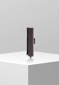 Portafoglio marrone scuro con un design rettangolare elegante. Presenta una finitura in pelle texturizzata e un logo sottile impresso sul lato.