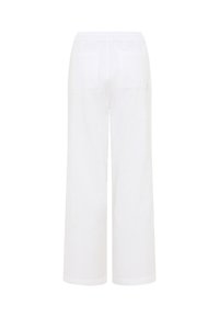 Białe spodnie z szerokimi nogawkami, wykonane z lekkiego materiału, z elastycznym paskiem w talii oraz dwoma tylnymi kieszeniami z przeszyciami.