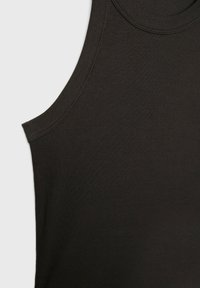 Musta ribbattu tank top, jossa on korkeakaulainen malli ja leveät halkiot. Siinä on sileä, joustava rakenne ja siistit, viimeistellyt reunanäytteet.