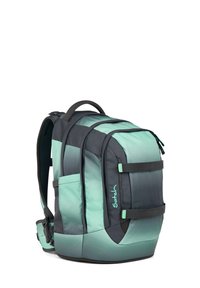 Un sac à dos multicolore en bleu canard et noir, doté de bretelles rembourrées, d'une poche latérale et de panneaux texturés. Fermeture éclair sur le dessus.