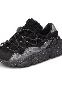 Czarne sneakersy z teksturowanym wierzchem i miękkim czarnym futerkiem. Posiadają nakrapianą podeszwę, regulowany system sznurowania i kontrastowe szare akcenty.