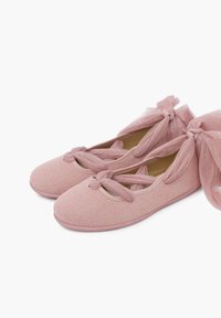 Ballerine rosa chiaro con tessuto texturizzato e cravatte decorative. Design morbido e flessibile, adatto per un look informale.