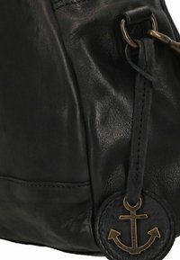 Zwarte leren handtas met een gestructureerd oppervlak, een ronde ankerhanger en een metalen hardwareaccent. Soepel, duurzaam materiaal.