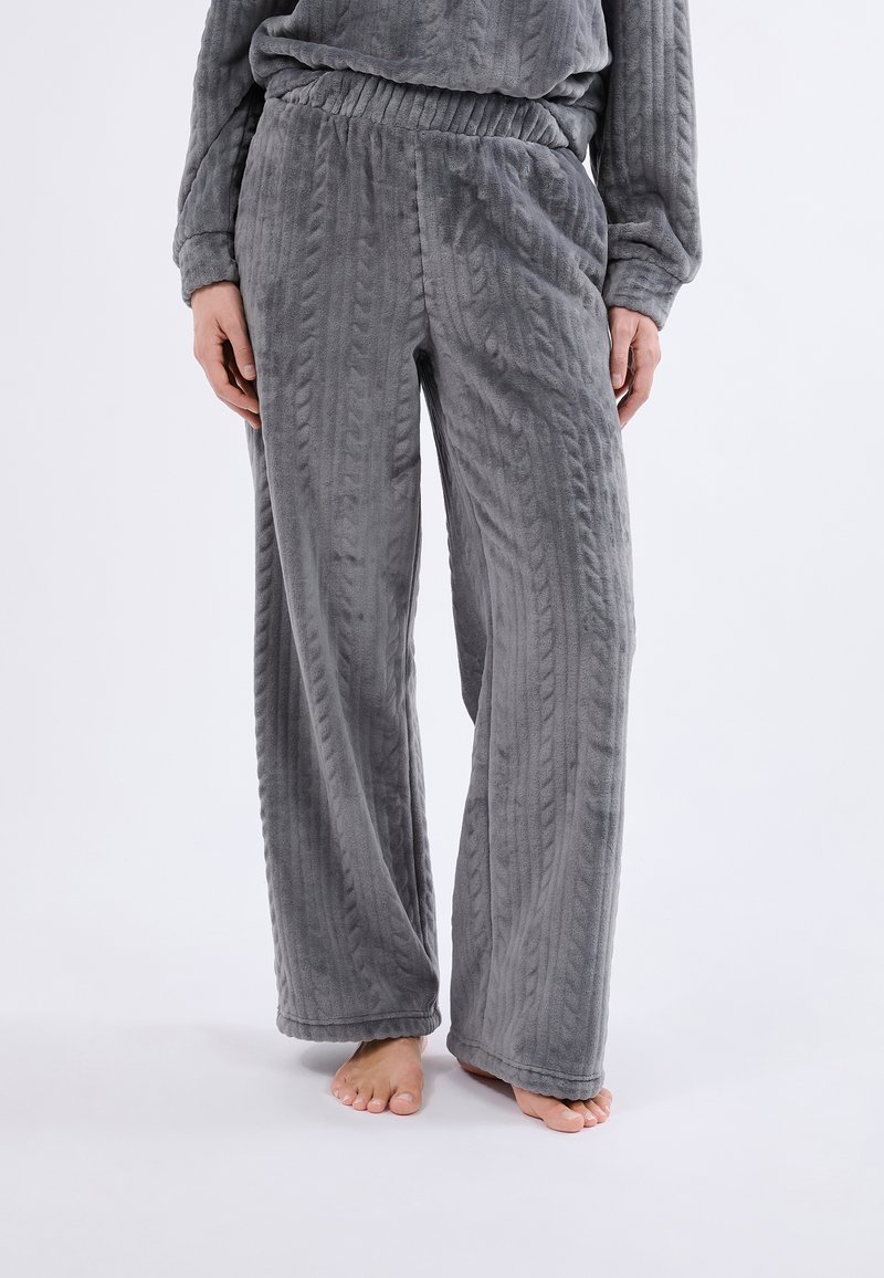 Szare, fakturowane spodnie piżamowe z wzorem w warkocz, luźny krój, elastyczna talia i szerokie nogawki, wykonane z miękkiego materiału i z wykończeniem bez obszycia.