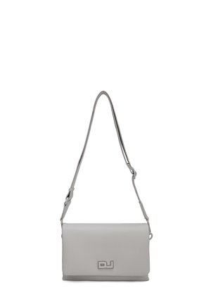 Sac à bandoulière rectangulaire en cuir gris clair avec une sangle réglable et un petit logo DJ en métal sur le rabat avant.