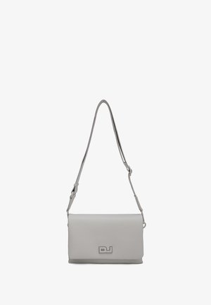 Sac à bandoulière rectangulaire en cuir gris clair avec une sangle réglable et un petit logo DJ en métal sur le rabat avant.