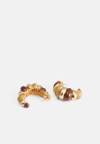 Boucles d'oreilles en acier doré avec des perles rondes alternées brillantes de couleur brun foncé, brun clair et vert olive. Surface intérieure texturée.