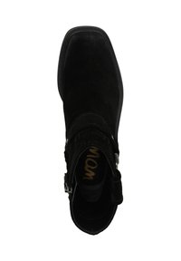 Stivaletto in suede nero con punta arrotondata, cuciture decorativas e cerniera laterale. Presenta una suola testurizzata e un interno imbottito.