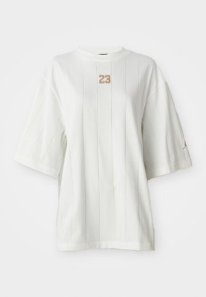 Witte T-shirt met korte mouwen, verticaal gestreept en met een ronde hals. Heeft een textuur "23" logo op de borst en een klein accent logo op de mouw.