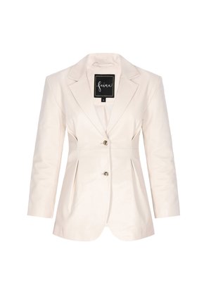 Crème leren blazer met een gestructureerd ontwerp, enkele knoopsluiting en geplooide details aan de zijkanten. Voorzien van een reverskraag en lange mouwen.