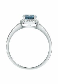 Silberring mit einem rechteckigen blauen Edelstein, umgeben von kleineren klaren Steinen, mit einem glatten Band und einer aufwendigen Fassung.