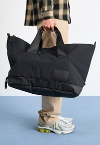 NEVER STOP WEEKENDER DUFFEL UNISEX - Torba za vikend - black