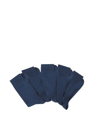 Sechs Paare dunkelblaue Herrensocken, nebeneinander angeordnet, jeweils mit einem dezenten, unterschiedlichen Muster oder einer Textur.