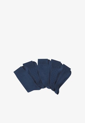 Sechs Paare dunkelblaue Herrensocken, nebeneinander angeordnet, jeweils mit einem dezenten, unterschiedlichen Muster oder einer Textur.