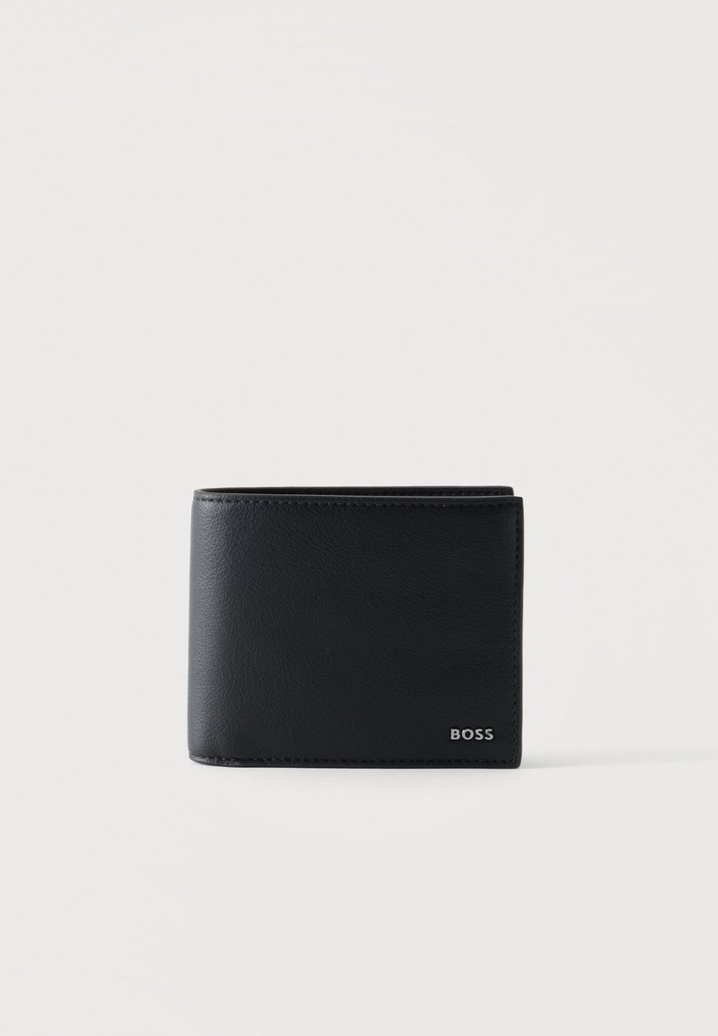 Portefeuille noir en cuir à deux volets avec petit logo métallique "BOSS" en bas à droite sur le devant.