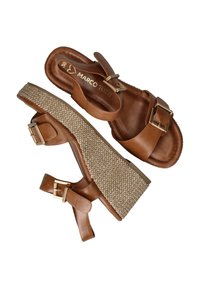 Braune Leder-Wedge-Sandalen mit gewobener Jut-Plattform, zwei verstellbaren Riemen mit goldenem Schnallen, glatter Oberfläche und konturiertem Fußbett.