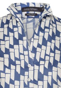 Regular fit shirt van katoen met een abstract geometrisch patroon in blauw en wit, met een klassieke kraag en witte knopen.