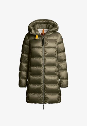 Parka rembourrée vert olive avec capuche, dotée d'une fermeture éclair intégrale à l'avant, d'un accent jaune contrastant et de sections matelassées horizontales.
