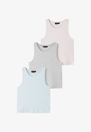 Trzy prążkowane bezrękawniki w bladym różu, jasnoszarym i jasnoniebieskim, ułożone nachodzące na siebie na białym tle.