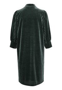 Vestido de terciopelo verde con rayas verticales, cuello con solapa y mangas abullonadas de tres cuartos. Textura suave y diseño hasta la rodilla.