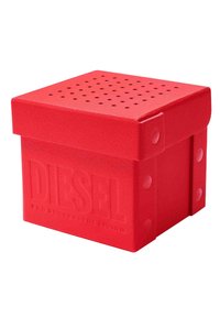 Rote Aufbewahrungsbox aus strapazierfähigem Kunststoff, mit einer strukturierten Oberfläche, perforiertem Deckel und geprägtem Branding an den Seiten.