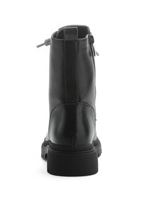 Stivale alla caviglia in pelle nera con superficie texturizzata, zip posteriore e suola in gomma robusta, caratterizzato da una punta tonda e un design minimalista.