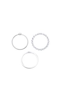 Drei Silberringe: einer glatt, einer mit Perlen und einer mit einem geschlitzten Design. Alle haben ein poliertes Finish und minimalistische Formen.
