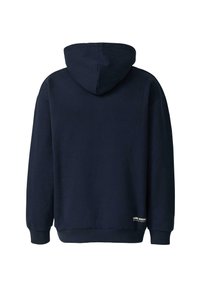 Marineblauwe hoodie met een grote, ronde capuchon, lange mouwen en geribbelde manchetten; voorzien van een klein tekstdetail op de onderzoom.