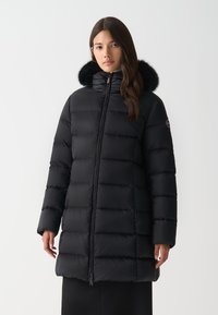 Giacca a collo alto nera imbottita con design a righe orizzontali, con bordo in pelliccia sintetica removibile. Presenta una chiusura frontale con zip e tasche laterali.