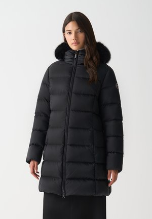 Giacca a collo alto nera imbottita con design a righe orizzontali, con bordo in pelliccia sintetica removibile. Presenta una chiusura frontale con zip e tasche laterali.