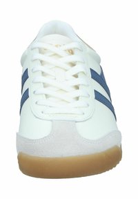 Baskets blanches avec des rayures bleu marine, des accents en daim, une semelle en caoutchouc et des lacets plats. Présente une pointe arrondie et une texture lisse.