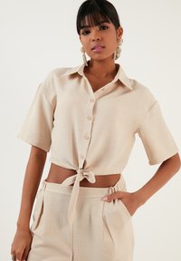 LELA REGULAR FIT - Bluza s gumbima - stone