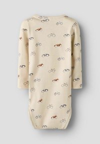 Jasnobeżowy bodziak dla niemowląt z długim rękawem, z powtarzającym się wzorem kolorowych traktorów w odcieniach brązu, niebieskiego i szarości. Miękka tekstura.