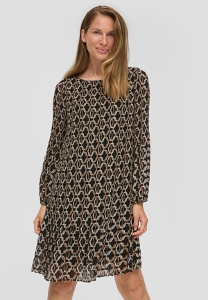 Robe à manches longues en chiffon noir avec un motif géométrique en beige et gris. Présente un col rond et une jupe plissée.