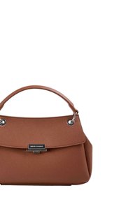 Borsa a tracolla in pelle marrone con una texture martellata, dotata di manico superiore, accessori in argento e chiusura a pattina con una placca logata.