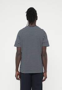 Μπλε σκούρο και λευκό ριγέ βαμβακερό t-shirt με κοντά μανίκια, στρογγυλή λαιμόκοψη και ίσιο τελείωμα, εμφανιζόμενο από την πίσω πλευρά.