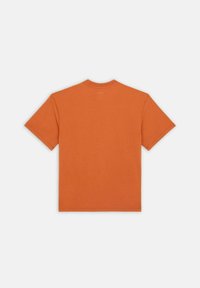 Camiseta de manga corta en vibrante tela de algodón naranja, con un clásico cuello redondo y un diseño limpio y simple sin adornos.