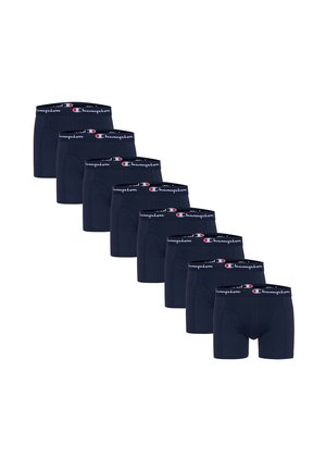 Neun Paare marineblaue Boxer-Briefs mit Champion-Logo auf dem schwarzen Bund, diagonal angeordnet auf weißem Hintergrund.