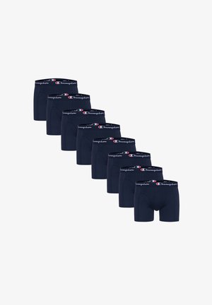 Neun Paare marineblaue Boxer-Briefs mit Champion-Logo auf dem schwarzen Bund, diagonal angeordnet auf weißem Hintergrund.