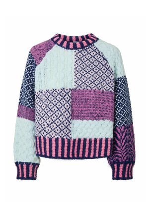Pull en maille épaisse avec un design patchwork en rose, bleu marine et bleu clair, présentant des motifs torsadés et géométriques, avec des poignets et une bordure côtelés.