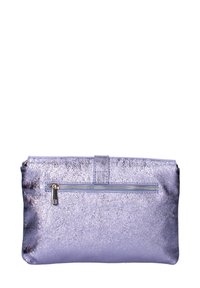 Borsa a tracolla metallica viola con una tasca con zip sul retro, texture liscia e design con pattina pieghevole. Dimensioni approssimative: 30 x 20 cm.