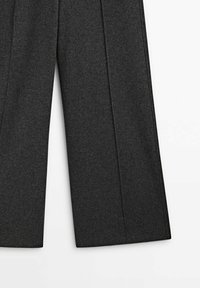 Pantalon gris foncé sur mesure avec une texture lisse, jambes larges et un pli sur le devant. Design minimaliste, sans quincaillerie ni accents visibles.
