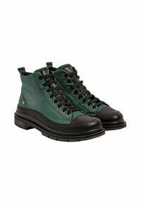 Zapatillas altas de cuero verde con puntera y suela de goma negra, que cuentan con cordones negros, un lazo lateral y elementos de diseño en contraste.