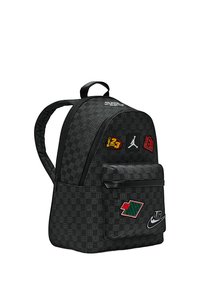 Zaino nero con design a motivo, tasca frontale con zip e patch colorati assortiti, tra cui loghi e numeri.